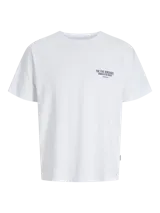 Remera blanca de manga corta y cuello redondo, con fit relajado. Presenta un pequeño estampado negro en el pecho con el texto "THE FIVE BOROUGHS HIDDEN IN THE HEIGHTS".