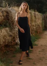 Vestido midi negro de lino y rayón con tiras finas ajustables, escote recto y tajo lateral.