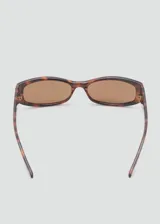 Gafas de sol rectangulares con montura de pasta carey y cristales marrones.