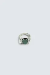 Anillo tipo sello metálico con acabado envejecido y piedra redonda verde en el centro.