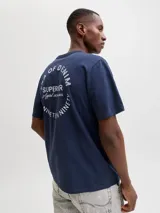 Remera azul marino de manga corta con cuello redondo y pequeño estampado en el pecho con la leyenda "Denim Attitude".