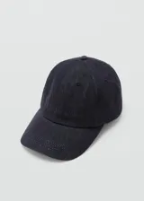 Gorro tipo gorra de visera confeccionado en denim de algodón oscuro, con mensaje bordado y cierre regulable con hebilla metálica.