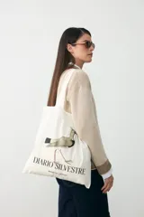 Tote bag de tela color crudo con estampado de un tero y la inscripción Diario Silvestre. Cuenta con dos asas largas para llevar al hombro.
