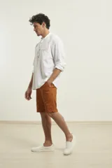 Camisa de lino color salmón con cuello mao, manga larga y bolsillo de parche en el pecho.