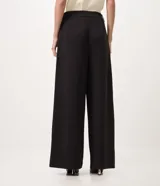 Pantalón wide leg de tiro alto color negro, confeccionado en crepé con elastano. Cuenta con perneras amplias, caída fluida e incluye un cinturón del mismo tejido con hebilla metálica grande.