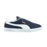 Championes Puma Club de estilo urbano, confeccionados en gamuza negra con la icónica franja lateral en cuero blanco y suela de goma texturizada en tono crema.