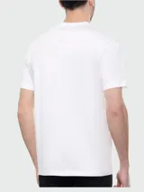 Remera blanca de algodón con logo BOSS estampado en el frente con efecto de camuflaje en tonos grises. Corte regular fit.