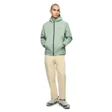 Chaqueta impermeable de hombre con capucha ajustable, cierre frontal y bolsillos laterales con cierre. Presenta un diseño funcional con puños ajustables con velcro y tecnología resistente al agua y al viento.
