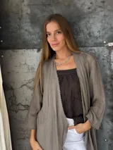 Saco de hilo color beige, de manga larga y tejido calado.