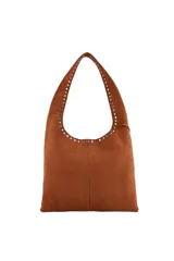 Cartera tipo hobo de Las Oreiro, color bordó, con detalle de tachas metálicas en el borde superior y en la correa. Incluye un dije colgante en forma de corazón con tachas y logo de la marca grabado en la parte inferior.