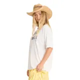 Remera Billabong de manga corta color blanco, de corte holgado y diseño casual. Cuenta con un estampado frontal con la leyenda "Surf le soleil" y un gráfico de sol en tonos azul y naranja.