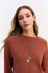 Sweater de punto negro con cuello redondo, manga larga y calce relajado. Presenta una costura vertical central en el frente y puños acanalados.