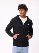 Canguro negro con cierre frontal, capucha con cordones ajustables y bolsillos tipo canguro. Presenta el logo de la marca bordado en el pecho.