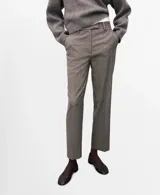 Pantalón de vestir color gris con sutil patrón a cuadros, de corte recto y tiro medio con bolsillos laterales.