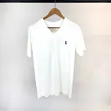 Remera blanca de algodón con cuello en V y logo de la marca bordado en el pecho.