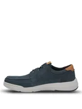 Zapato casual Hush Puppies modelo Fontier, confeccionado en cuero azul marino con detalles en color suela en el talón y lengüeta. Presenta suela de EVA con tecnología Duo-Balance para mayor ligereza y estabilidad, y cierre mediante cordones bicolores.