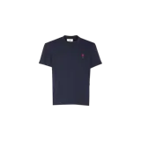Remera de algodón color azul marino de la marca AMI, con cuello redondo, mangas cortas y detalle de corazón bordado en rojo en el pecho.