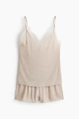Pijama de dos piezas de punto suave, color beige melange, compuesto por un top de tirantes finos ajustables con detalles de encaje en el escote y un short corto con cintura elástica.
