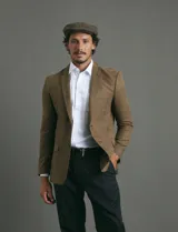 Saco sport de gamuza ecológica, con cierre de dos botones frontales, solapas clásicas y bolsillos laterales con solapa.