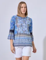 Blusa estampada de manga 3/4 con aplique de puntilla en las mangas.