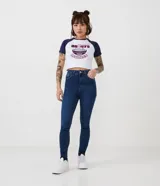 Pantalón skinny jeans azul oscuro con cintura alta, trabillas, cierre con botón y cremallera, bolsillos delanteros y traseros, y pespuntes en contraste. Confeccionado en tejido de jeans con 71% algodón, 26% poliéster y 3% elastano.