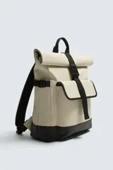 Mochila verde militar con acabado engomado, solapa superior con cierre de hebilla y cremallera, bolsillo frontal con cierre imantado, compartimento interno para laptop de hasta 13 pulgadas, asa de mano superior, correas de hombro ajustables y espalda acolchada. Base de cuero sintético negro.