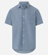 Camisa de manga corta confeccionada en mezcla de lino y algodón, con cuello inglés, cierre frontal de botones y bolsillo en el pecho. Presenta un corte comfort holgado y diseño liso.
