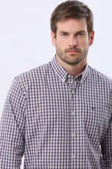 Camisa de manga larga con estampado de cuadros pequeños, cuello abotonado y bolsillo frontal en el pecho con logo bordado.
