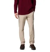 Pantalón chino beige de corte recto, con tecnología Omni-Shield que repele la humedad y las manchas. Cuenta con bolsillos laterales y traseros, y presillas para cinturón.