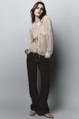 Jeans de tiro alto con pernera recta, confeccionados en denim color marrón oscuro con costuras en contraste. Presentan un diseño frontal con cordones ajustables y bolsillos laterales.