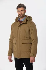 Campera color marrón con capucha desmontable, cierre frontal con cremallera y botones a presión, múltiples bolsillos con solapa y puños ajustables con botones.