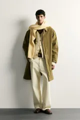 Parka relaxed fit confeccionada en denim de algodón color verde militar, con cuello solapa, bolsillos de vivo en la cadera y cierre frontal con cremallera oculta por solapa con botones a presión.