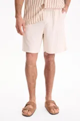 Bermuda de lino negro con cintura elastizada y cordón ajustable.