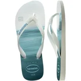 Ojotas Havaianas con base blanca y celeste con diseño de olas, tiras blancas con diseño en relieve y logo de la marca en la base.