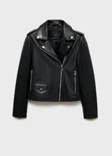 Campera estilo biker de cuero ovino negro, con solapas amplias, cierre frontal asimétrico, bolsillos laterales con cremallera y detalles de tachas metálicas en el cuello.