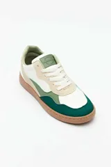Championes deportivos Pdk modelo Andara, en combinación de colores blanco, verde, beige y suela de goma marrón.