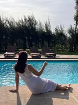 Vestido largo de crochet color blanco, con escote en V y sin mangas.