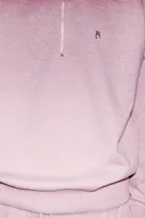 Sudadera de algodón color rosado con cuello alto, cierre frontal con cremallera metálica y manga larga. Presenta aplicación metálica en el pecho y acabados en rib.
