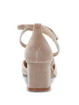 Zapatos de tacón medio con diseño de punta fina, confeccionados en terciopelo color beige. Presentan un sistema de tiras cruzadas en el empeine y cierre con hebilla ajustable en el tobillo, con un taco cuadrado estable.