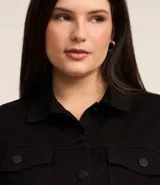 Campera trucker básica negra de sarga, con cuello solapa, bolsillos y abotonado frontal.