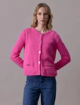 Cardigan tejido color blanco, marca Ninety. Escote a la base y abertura central con botones metálicos dorados. Delantera con bolsillos simulados con botón dorado.