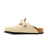 Zueco casual de cuero color beige de la marca Marco Donatti, modelo Jamila. Presenta una capellada cerrada con una tira ajustable con hebilla metálica en el empeine, suela de corcho y base de goma negra antideslizante.