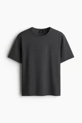 Remera de punto waffle color gris oscuro, con cuello redondo acanalado y corte regular fit.