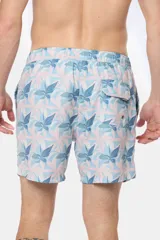 Short de baño celeste con estampado de hojas en tonos rosados y azules, con cintura elastizada.