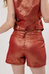 Chaleco sastrero color ladrillo metalizado con botones de nácar y regulador en la espalda.