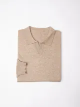 Sweater de punto color negro, con cuello polo y escote en V, de manga larga y diseño ajustado.