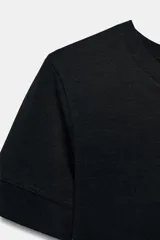 Camiseta de cuello redondo y manga corta, con corte regular fit.