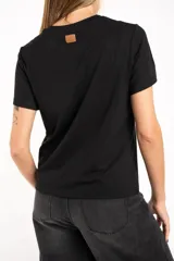 Remerón oversize de viscosa color negro con sutiles destellos brillantes, de manga corta y cuello redondo.