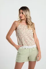Blusa de tirantes con estampado floral y detalle de puntilla en el ruedo.