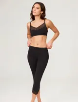 Bralette de microfibra color blanco, con diseño minimalista, escote en V y detalle de encaje en el borde superior. Cuenta con tirantes ajustables y una banda elástica inferior para mayor soporte.